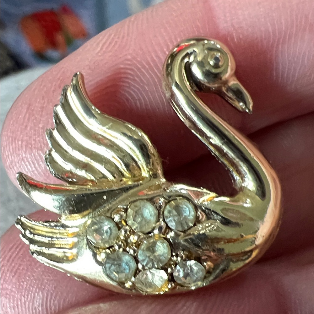 Vintage Elegant Gold Swan Brooch with Crystals
